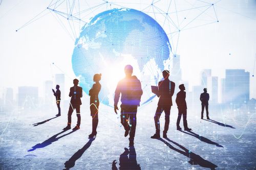 Foto: Weltkugel mit Silhouetten davor